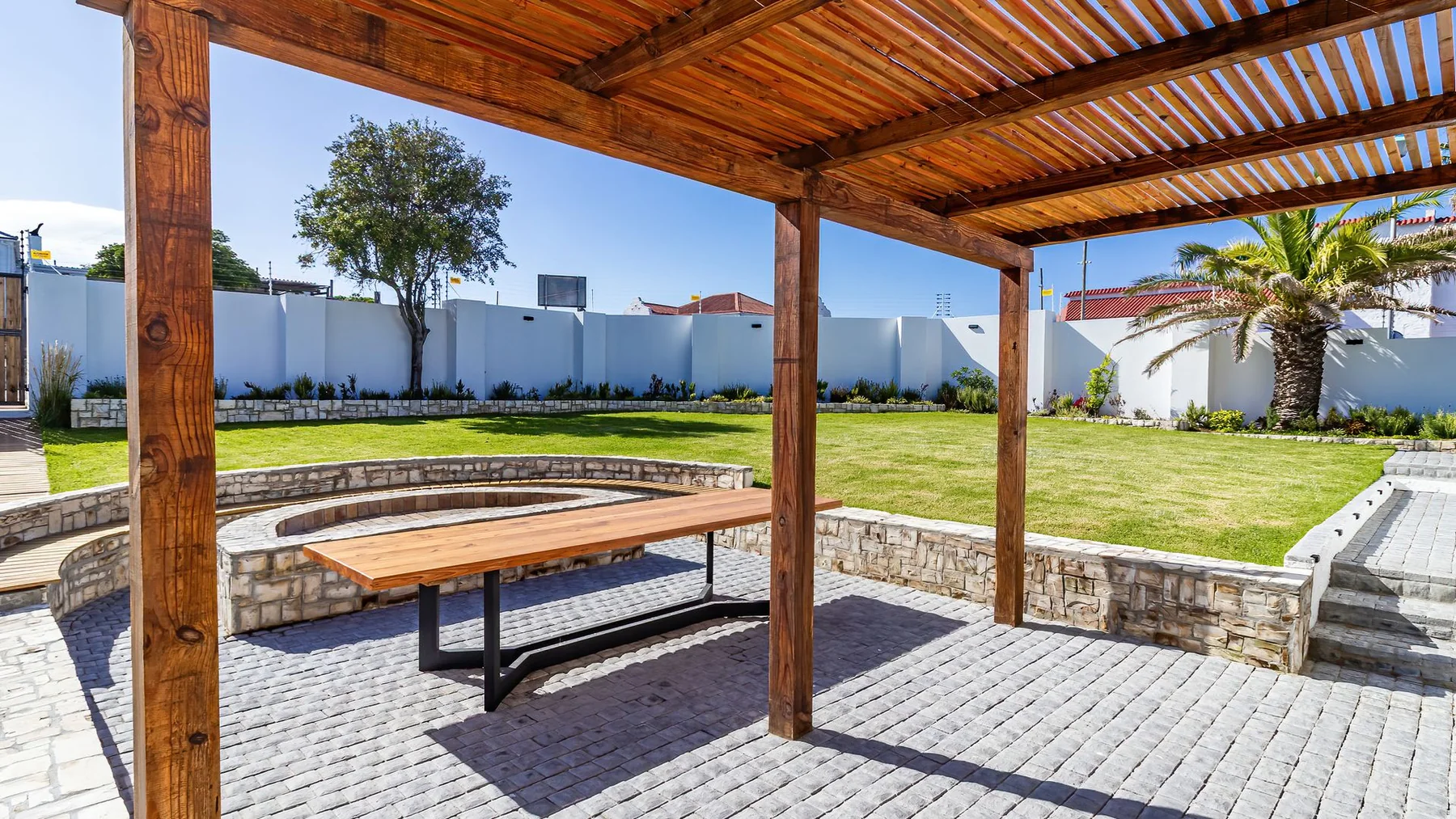 Old Harbour Place outdoor dining and braai area